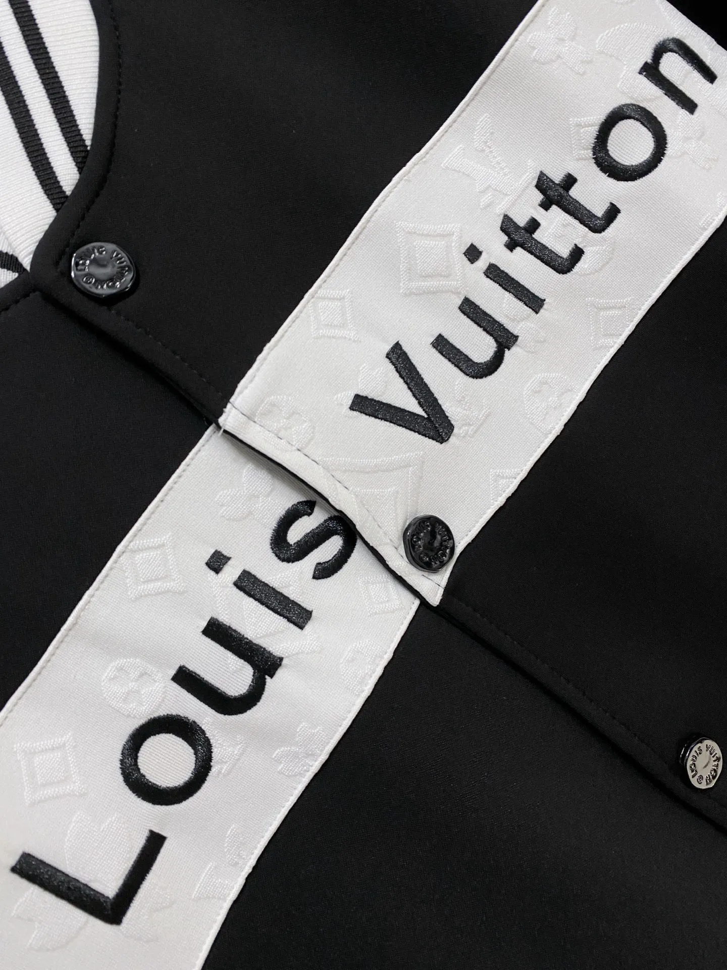 🅿️720 [LV Louis Vuitton] hot-selling suit is coming. Focus on the original version of the official website. 2025 new hot-selling cardigan and sweatshirt suit. The original order is the best. 🇭🇰The meticulous work of top designers. It has a fitting and perfect upper body effect. All-natural high-quality Tencel Roman cotton 100%, close-fitting comfort, noble and elegant! Original hardware embodies elegance and nobility! Counter size: M-3XL (maximum wear up to 190 pounds)